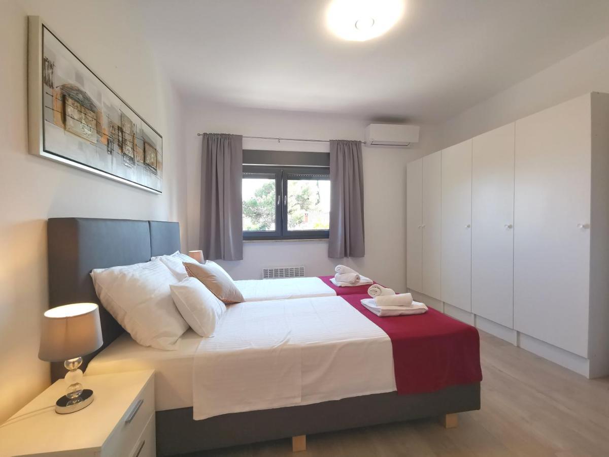 Apartment Pineta With Terrace & Park Wood View Pola Esterno foto