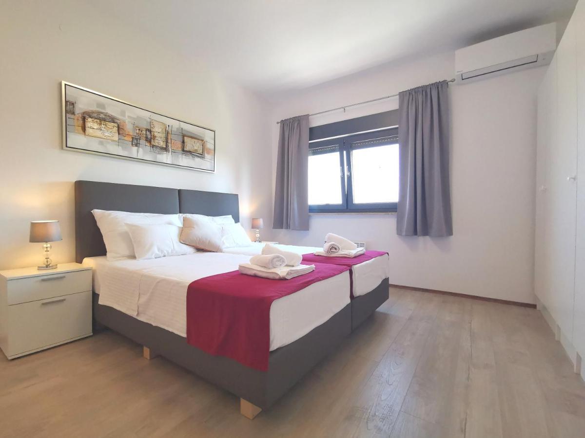 Apartment Pineta With Terrace & Park Wood View Pola Esterno foto